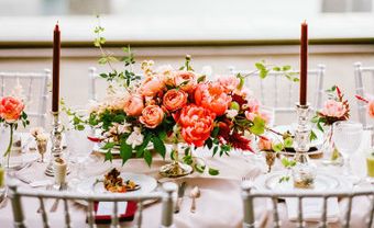 Hoa trang trí bàn tiệc màu cam kết từ mẫu đơn và garden rose - Blog Marry