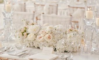 Hoa trang trí bàn tiệc màu trắng được kết từ hoa hồng và mẫu đơn - Blog Marry
