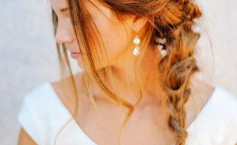 Kiểu tóc cô dâu thắt bím kết hợp vòng hoa baby - Blog Marry