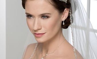 Tóc cô dâu cài hoa trắng sang trọng - Blog Marry