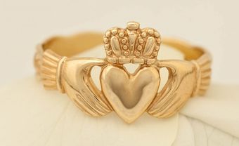 Nhẫn cưới vàng hình tượng hai bàn tay đỡ trái tim độc đáo - Blog Marry