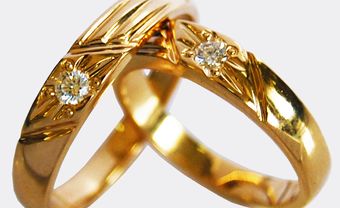 Nhẫn cưới vàng khắc họa tiết sắc sảo đính kim cương - Blog Marry