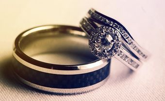 Nhẫn cưới vàng trắng đính đá và kim cương sang trọng - Blog Marry