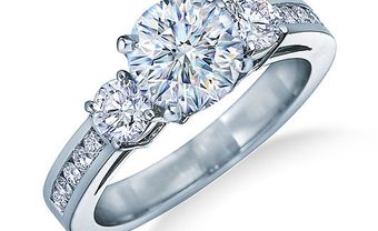 Nhẫn cưới vàng trắng đính kim cương sang trọng và nổi bật - Blog Marry