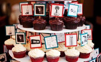 Quà cảm ơn khách mời: Bánh cupcake đính ảnh vui nhộn - Blog Marry