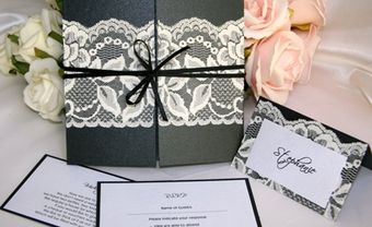 Thiệp cưới đẹp màu đen trang trí họa tiết ren trắng - Blog Marry