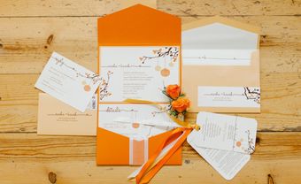 Thiệp cưới đẹp màu trắng phong thư và họa tiết cam rực rỡ - Blog Marry