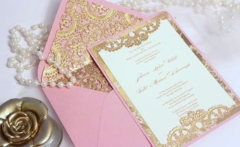 Thiệp cưới cắt laser màu hồng viền vàng ánh kim - Blog Marry