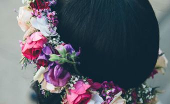Tóc cô dâu ngắn đội vòng hoa đầy màu sắc - Blog Marry