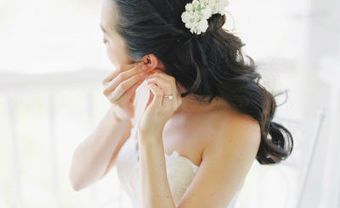 Tóc cô dâu uốn gợn nhẹ kết hợp cài hoa trắng - Blog Marry