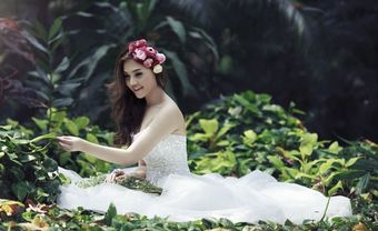 Tóc cô dâu uốn gợn sóng kết hợp hoa hồng lãng mạn - Blog Marry