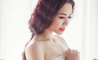 Tóc cô dâu xoăn dài cài vương miện - Blog Marry