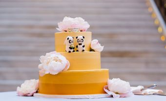 Bánh cưới đẹp 3 tầng màu vàng ombre trang trí hoa mẫu đơn - Blog Marry