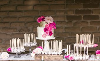 Bánh cưới đẹp màu trắng 2 tầng trang trí hoa hồng tươi - Blog Marry