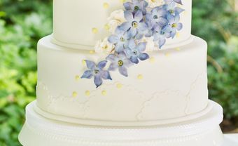 Bánh cưới đẹp 3 tầng kết hoa nhỏ màu xanh ngọt ngào - Blog Marry