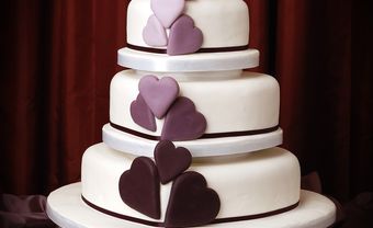 Bánh cưới 3 tầng màu trắng với trái tim màu tím - Blog Marry