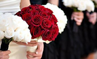 Hoa cưới cầm tay cô dâu kết hợp đỏ trắng - Blog Marry