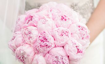 Hoa cầm tay cô dâu màu hồng kết từ hoa mẫu đơn hồng - Blog Marry