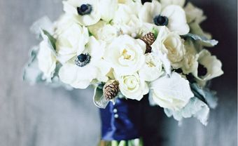 Hoa cầm tay cô dâu màu trắng kết từ hoa hồng và anh túc - Blog Marry