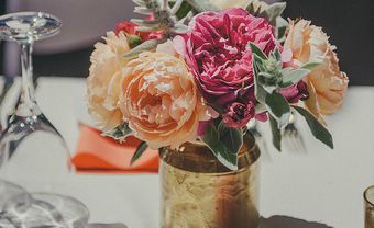 Hoa trang trí bàn tiệc kết từ hoa mẫu đơn nhiều màu sắc - Blog Marry