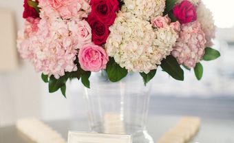 Hoa trang trí bàn tiệc màu hồng phấn kết từ cẩm tú cầu - Blog Marry