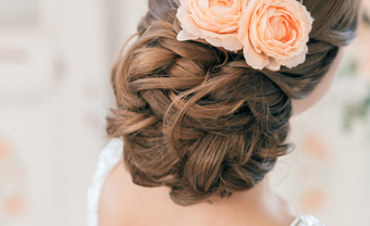 Tóc cô dâu búi thấp cài hoa hồng sang trọng - Blog Marry