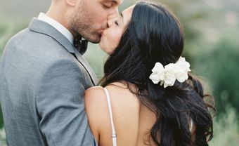 Tóc cô dâu uốn gợn sóng cài hoa trắng lãng mạn - Blog Marry