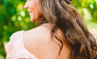 Tóc cô dâu uốn lọn thắt bím vòng quanh đầu - Blog Marry
