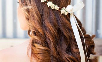 Tóc cô dâu xõa dài uốn lọn kết hợp vòng hoa - Blog Marry