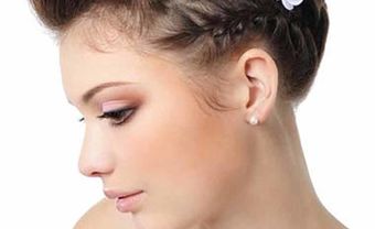 Tóc cô dâu đẹp kiểu búi cao điểm hoa trắng nhỏ xinh - Blog Marry