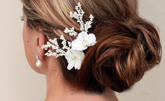 Tóc cô dâu búi thấp điểm hoa trắng đơn giản - Blog Marry