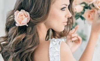 Tóc cô dâu uốn lọn bồng bềnh cài hoa hồng - Blog Marry