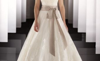 Váy cưới đẹp dáng xòe thắt nơ dài ngang eo - Blog Marry