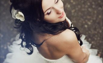 Tóc cô dâu đẹp kiểu xoăn dài đính hoa trắng - Blog Marry