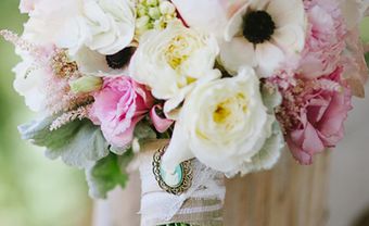 Hoa cưới cầm tay kết từ hoa cát tường đủ sắc - Blog Marry