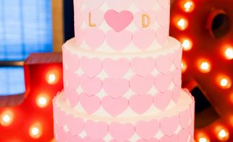 Bánh cưới đẹp 3 tầng trang trí trái tim màu hồng ombre - Blog Marry