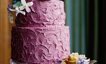 Bánh cưới đẹp 2 tầng màu tím kết hoa tươi - Blog Marry