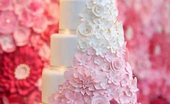 Bánh cưới đẹp tông trắng phủ ngàn hoa xinh - Blog Marry