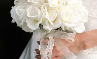 Hoa cưới cầm tay cô dâu kết từ đóa hồng trắng tinh khôi - Blog Marry