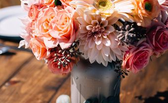 Hoa trang trí bàn tiệc dạng tròn gam hồng cam - Blog Marry