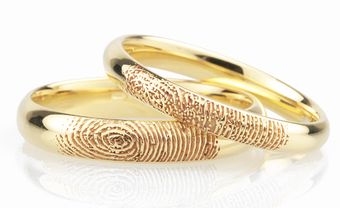 Nhẫn cưới vàng đẹp khắc dấu vân tay ấn tượng - Blog Marry