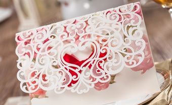 Thiệp cưới đẹp cắt laser biểu tượng trái tim cầu kỳ - Blog Marry