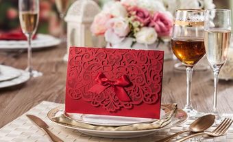 Thiệp cưới đẹp cắt laser màu đỏ đô họa tiết cổ điển - Blog Marry
