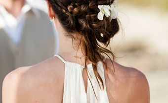Tóc cô dâu thắt bím búi thấp cài hoa nhỏ - Blog Marry
