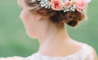 Tóc cưới đẹp búi thấp gọn điểm vòng hoa xinh - Blog Marry