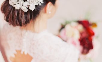 Tóc cưới đẹp búi răng lược cài phụ kiện hoa trắng - Blog Marry