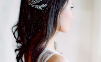 Tóc cưới đẹp uốn nhẹ thả tự nhiên cài phụ kiện hình lá - Blog Marry