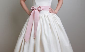 Váy cưới đẹp dáng ngắn màu trắng nhấn nơ hồng tự nhiên - Blog Marry