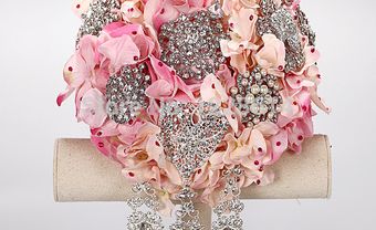 Hoa cưới đính đá pha lê ấn tượng - Blog Marry