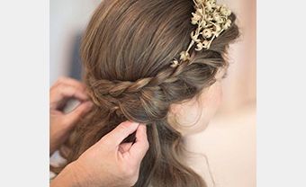Tóc cô dâu thắt bím cài vòng hoa khô - Blog Marry